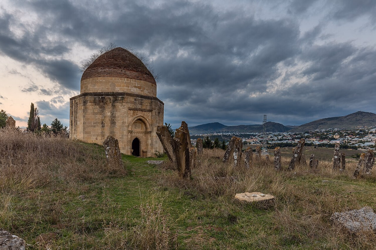 Yeddi Gumbaz-mausoleet med gravsteiner over Shamakhi