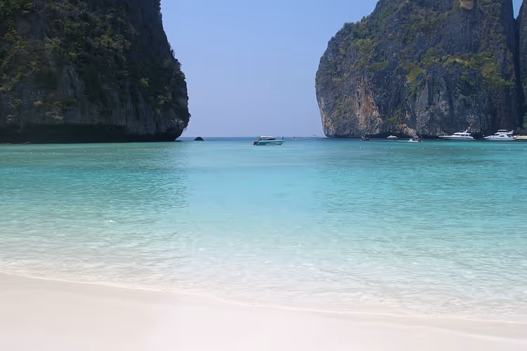Weißer Sandstrand und türkisfarbenes Wasser der Maya Bay