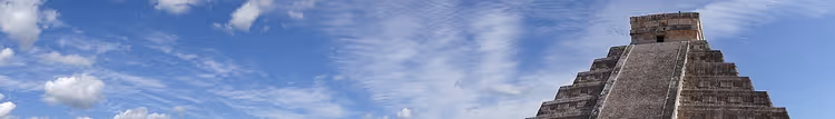 Maya-trappepyramide i Yucatán under blå himmel
