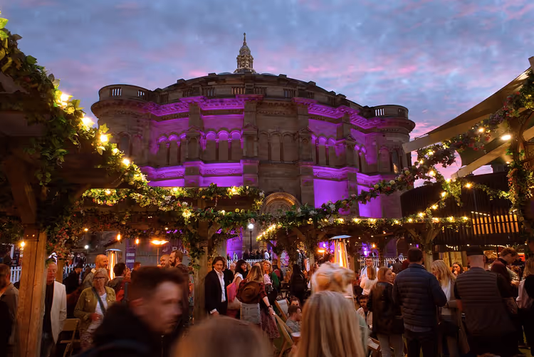 Der Bristo Square während des Fringe-Festivals