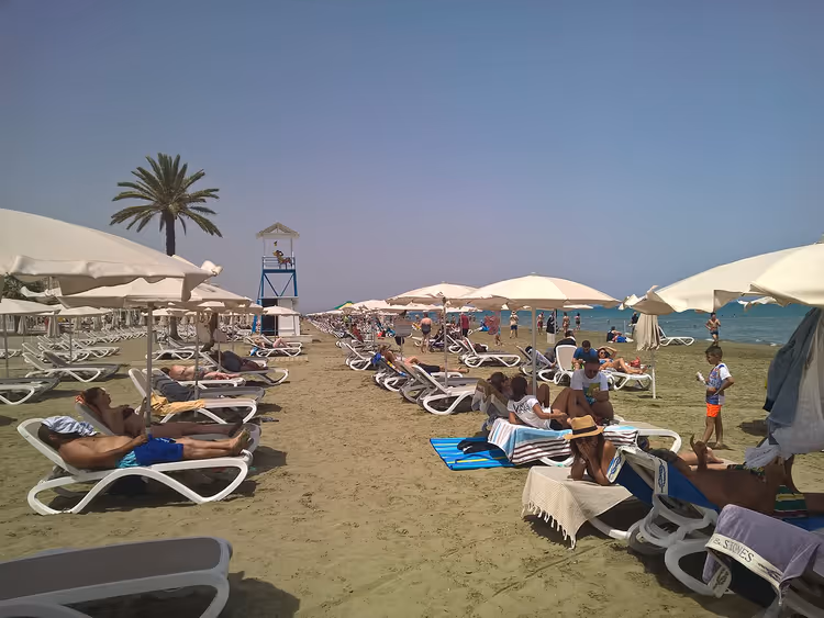 Mackenzie Beach med solsenger og parasoller