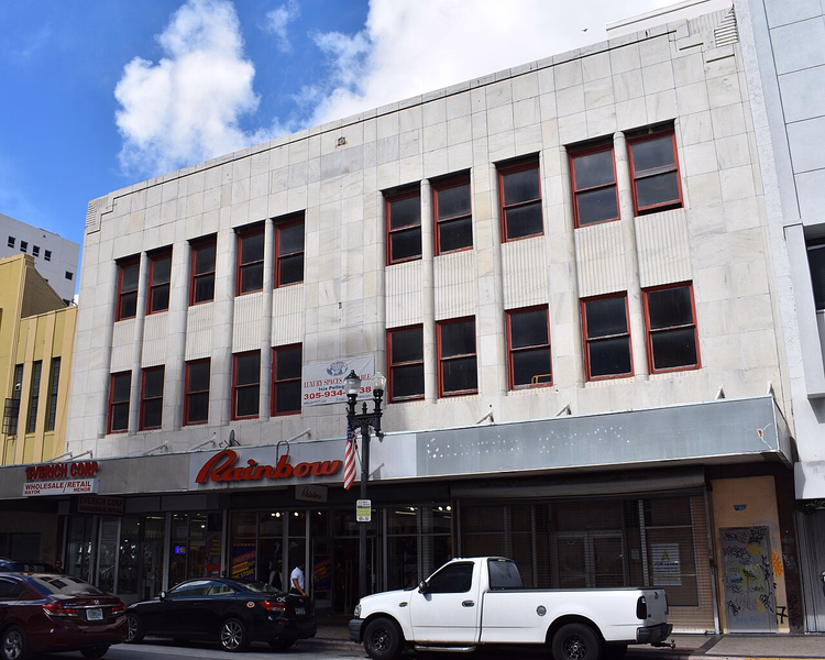 Façade historique dans une rue du centre-ville de Miami