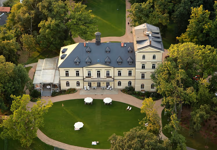 Chateau Mtseli omgitt av en grønn park