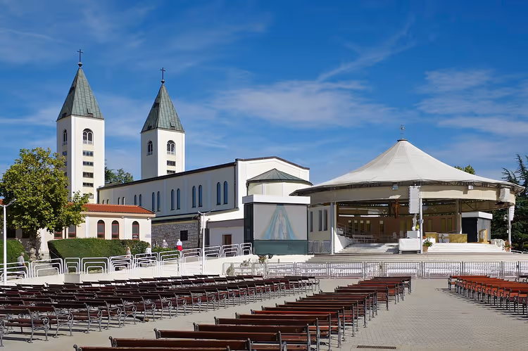 Kirche mit zwei Türmen und Altar in Medjugorje