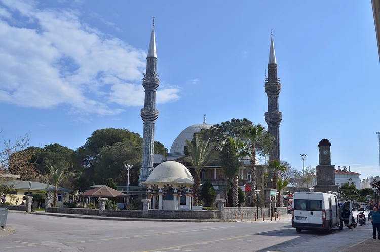 Belek merkezinde cami ve saat kulesi