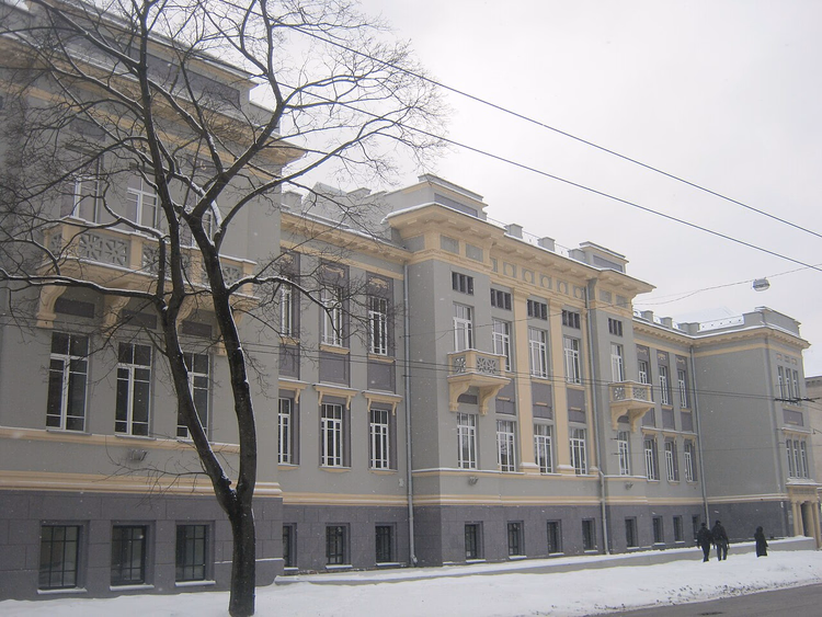Vilnius'ta tarihi bir binanın bulunduğu karla kaplı sokak