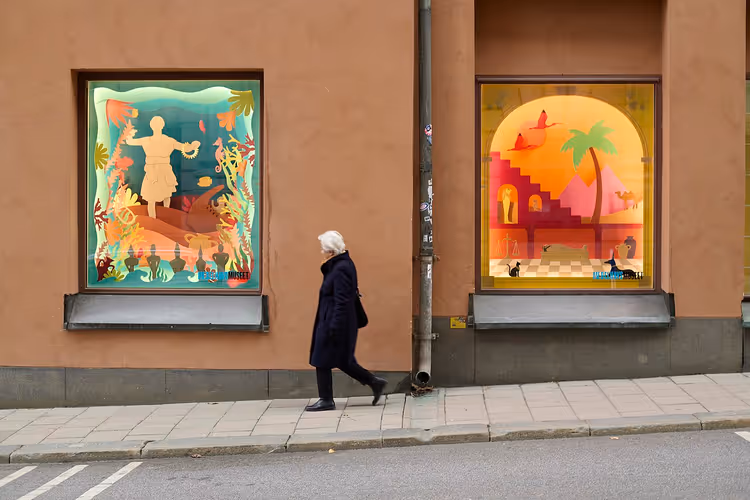 Gevel van het Museum voor Mediterrane en Nabije Oosterse Oudheden met kleurrijke etalages