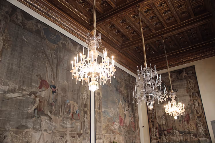 Zaal van de Vier Seizoenen met wandtapijten en kroonluchters
