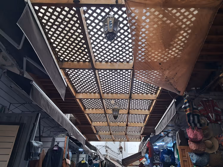 شارع سوق مسقوف في المدينة العتيقة