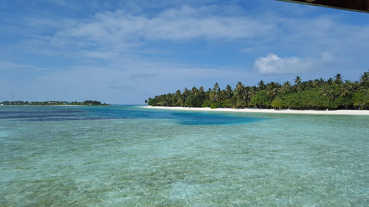 Miru palm eiland met een wit strand en lagune