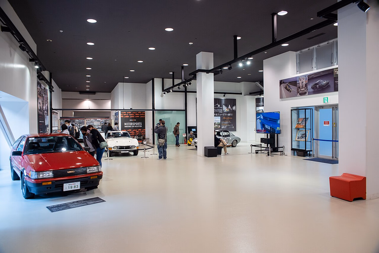 Mega Web'deki History Garage salonu ve klasik otomobiller