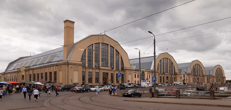 Mercado Central de Riga com pavilhões de alimentos