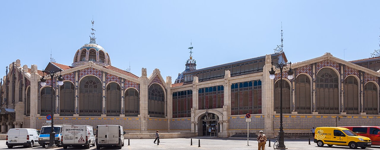 Fachada do Mercado Central de Valência com cúpulas