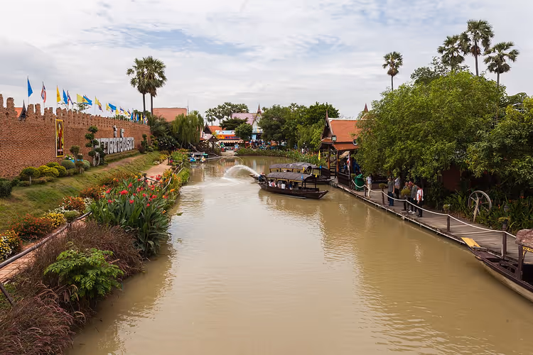 Flytende marked på en kanal med en båt i Ayutthaya