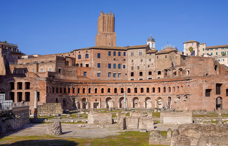 De antikke ruinene av Trajans marked i Roma