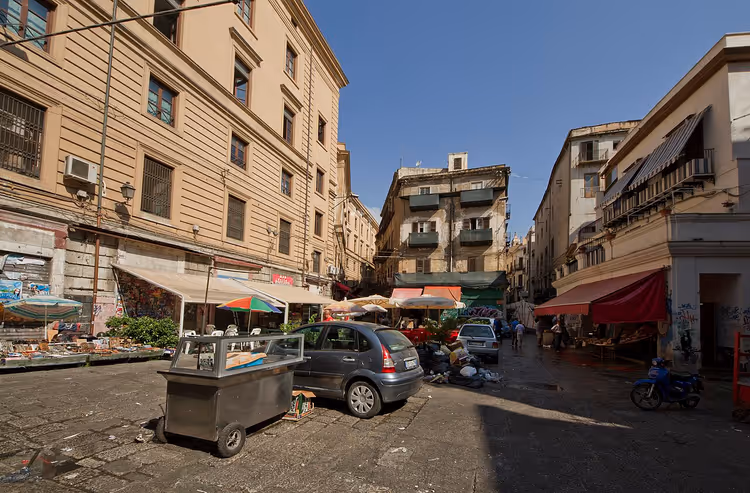 Marktstraat Vucciria in Palermo met kraampjes