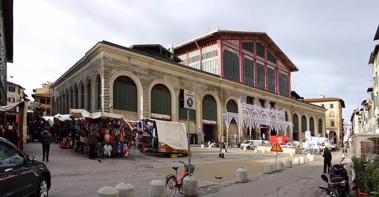 Gevel van de Centrale Markt met bogen en kraampjes