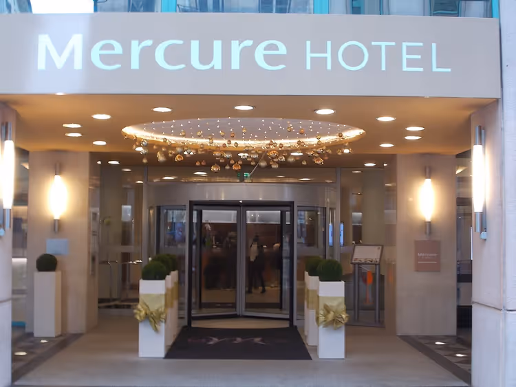 Entree van het Mercure hotel met bord en draaideur