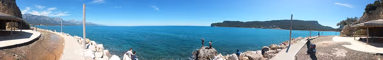 Солнечный вид на море и горы в Кемере