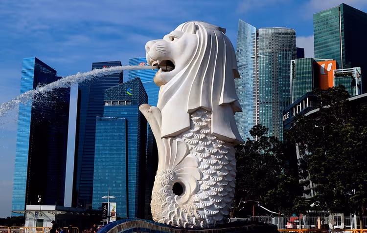 Merlion-standbeeld met een fontein tegen skyscrapers