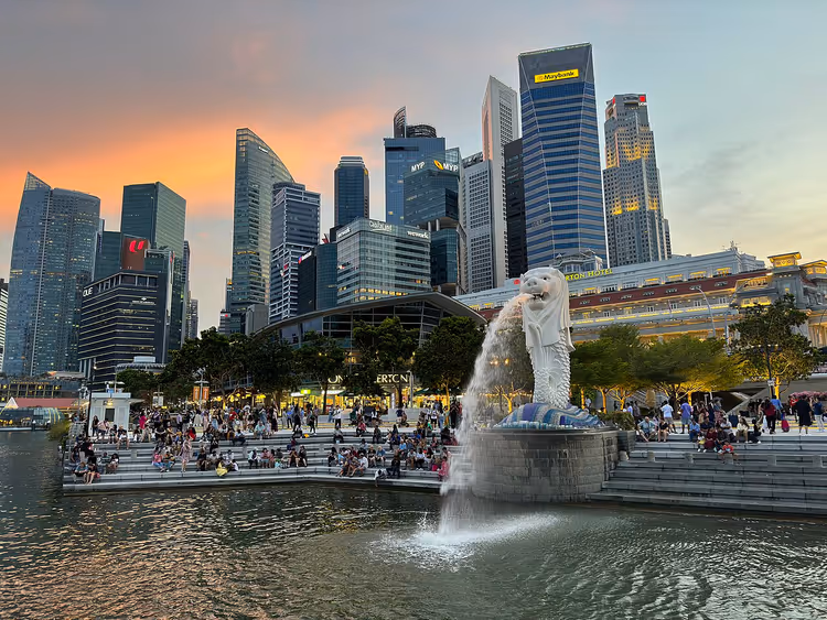 Merlion-standbeeld met een fontein tegen skyscrapers