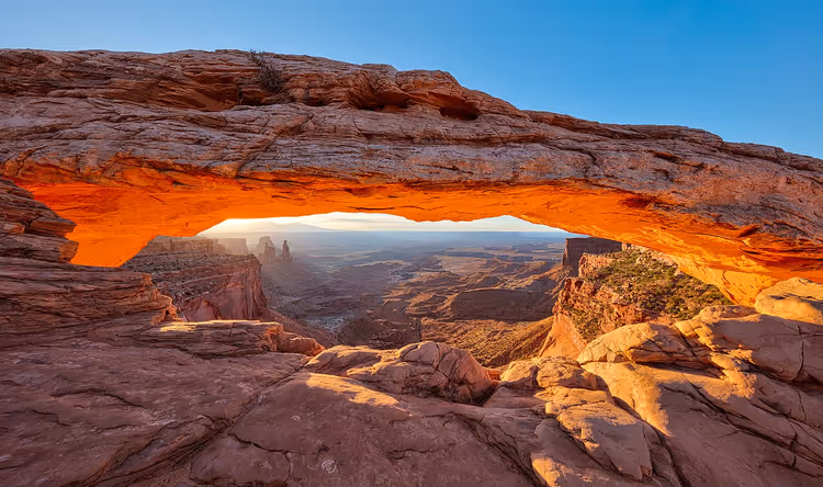 Gün doğumunda kanyonun üzerindeki Mesa Arch