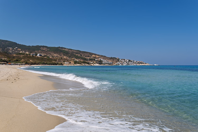 Zandstrand van Messakti op Ikaria met turquoise zee