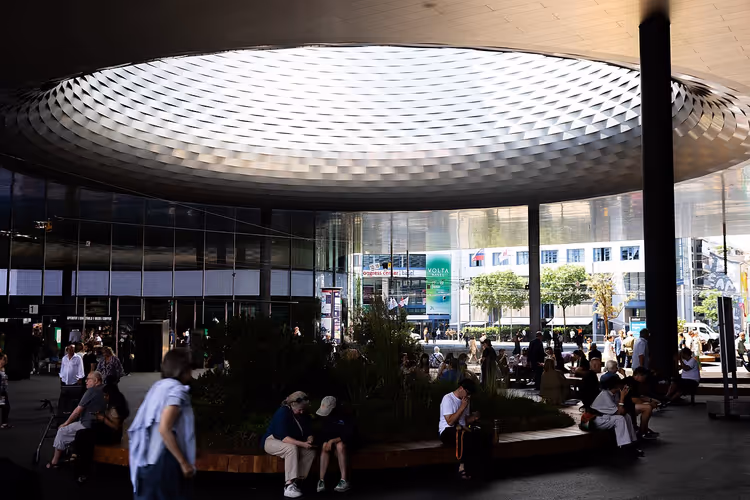 Ingang van Messe Basel onder een ronde luifel