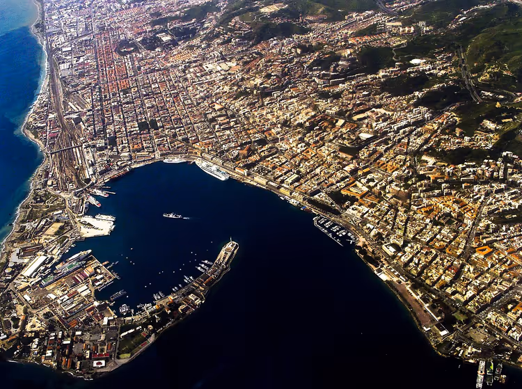 Luchtfoto van de haven en stad Messina