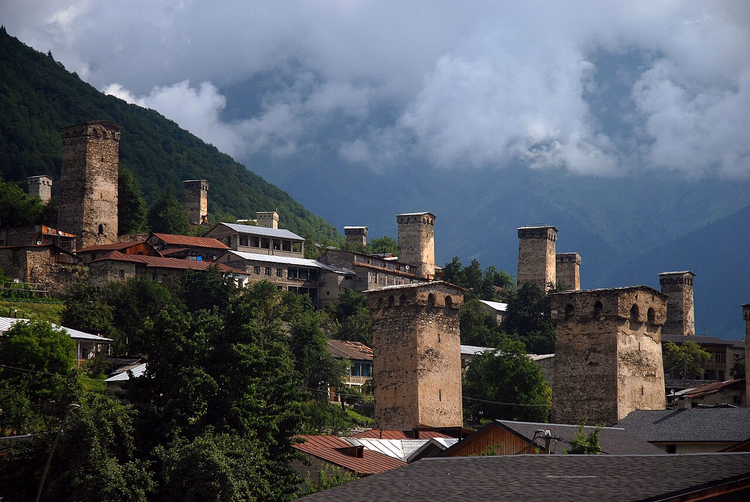 Swanische Türme von Mestia vor der Kulisse der Berge in den Wolken