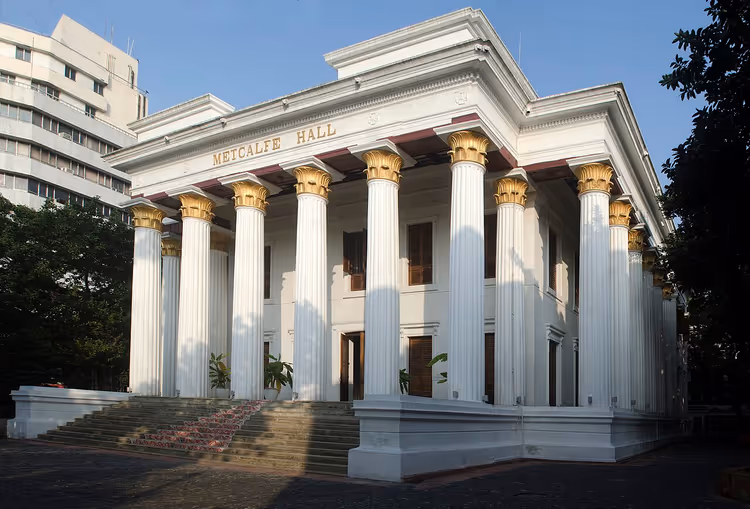 Colonnade van Metcalfe Hall in Kolkata overdag