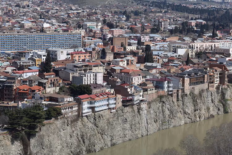 Panorama over Tbilisi med tak og elven Mtkvari
