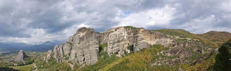 Meteora-klippene mot en skyet himmel