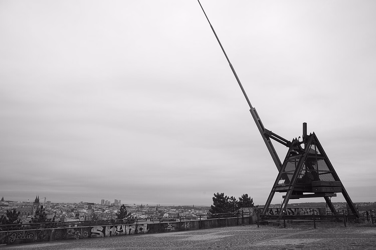 Metronoom in Letná boven de skyline van Praag