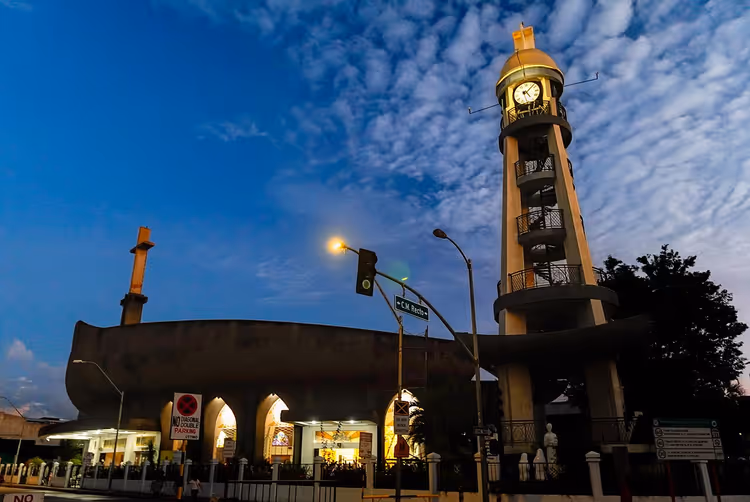 كاتدرائية سان بيدرو في دافاو عند الغسق
