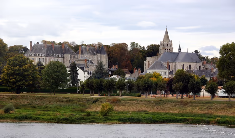 Meung-sur-Loire panoraması, şato ve kiliseyle