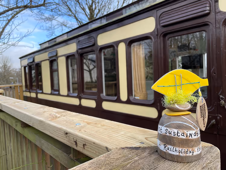 Railholiday jernbanevogn og hjemmelaget premie på en stolpe