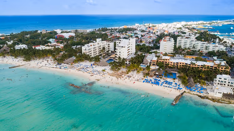Oteller ve turkuaz suyla Isla Mujeres plajı
