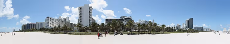 Panorama de Miami Beach avec hôtels et palmiers