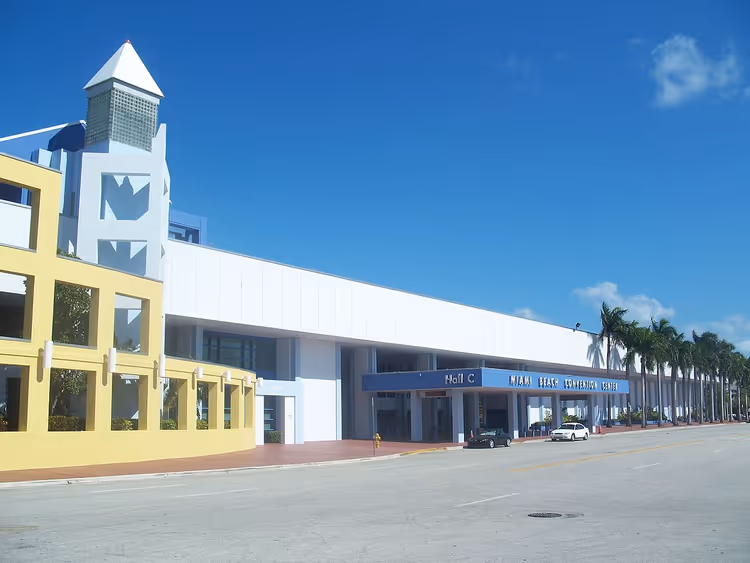 Miami Beach Convention Center met een gele toren