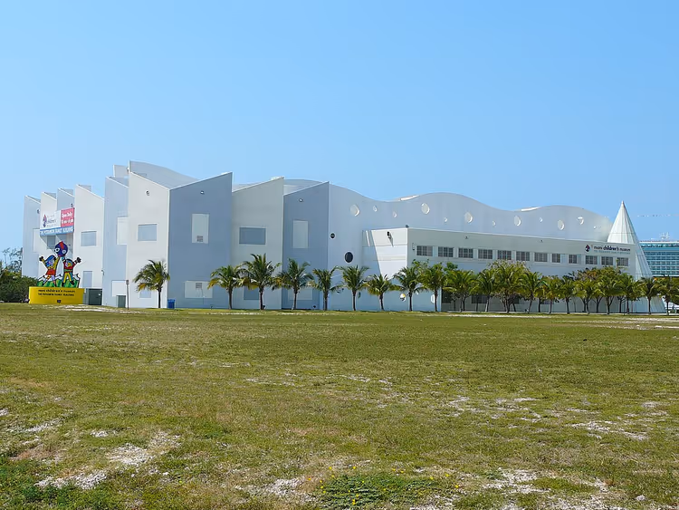Bâtiment blanc du Miami Children's Museum avec palmiers