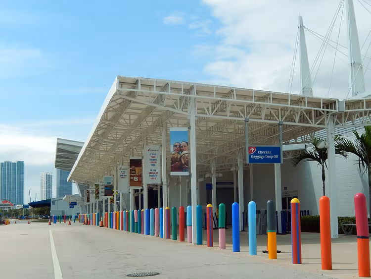 Bornes colorées au terminal de croisière de Miami