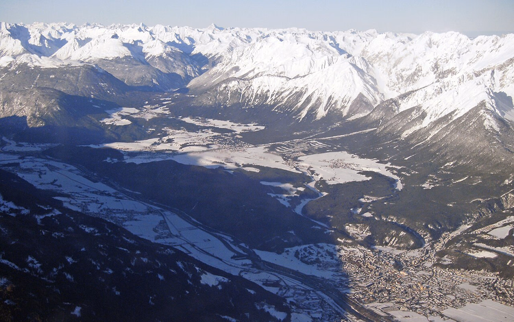 Verschneites Mieminger Plateau und Inntal von oben