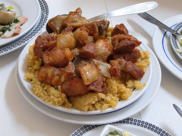ميغاس الخبز مع لحم الخنزير المقلي في طبق