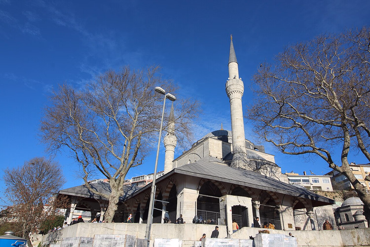 Mihrimah Sultan-moskee in Üsküdar onder een blauwe lucht