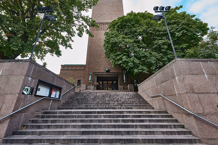 Steinkirke med tårn og bred trapp