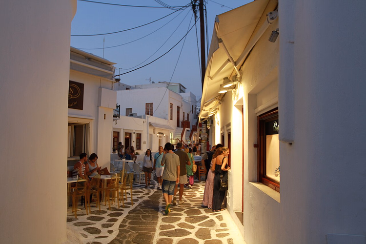 Un callejón empedrado en Chora, Miconos, al atardecer