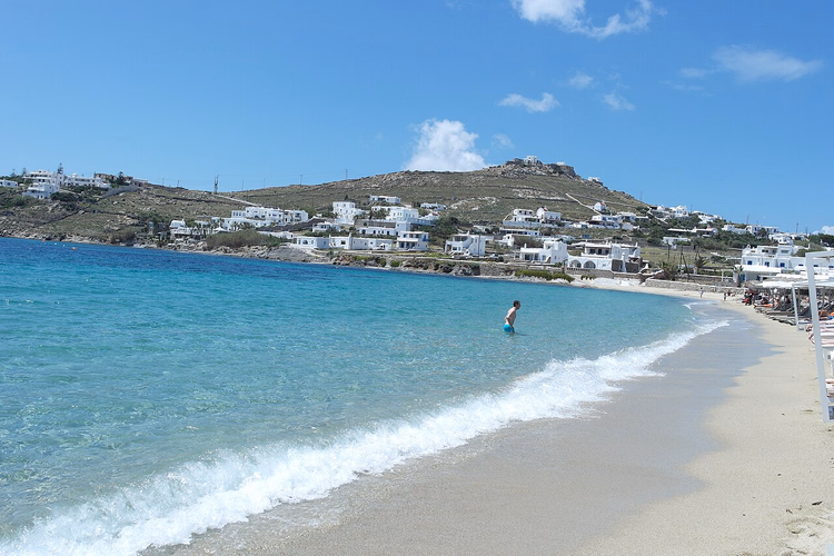 La playa de arena de Ornos con aguas cristalinas turquesa