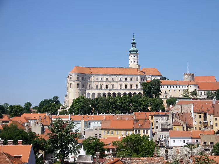 Moravya'da kasabanın üzerindeki Mikulov Kalesi