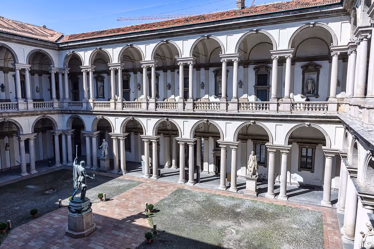 Gårdsplassen i Pinacoteca di Brera med arkader